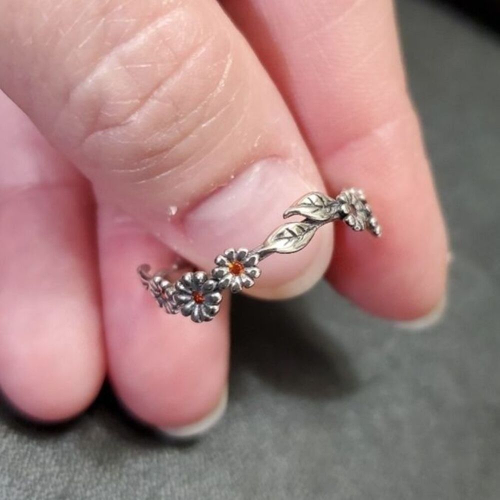 *Sale* Sterling silver wavy daisy ring Size 8ish